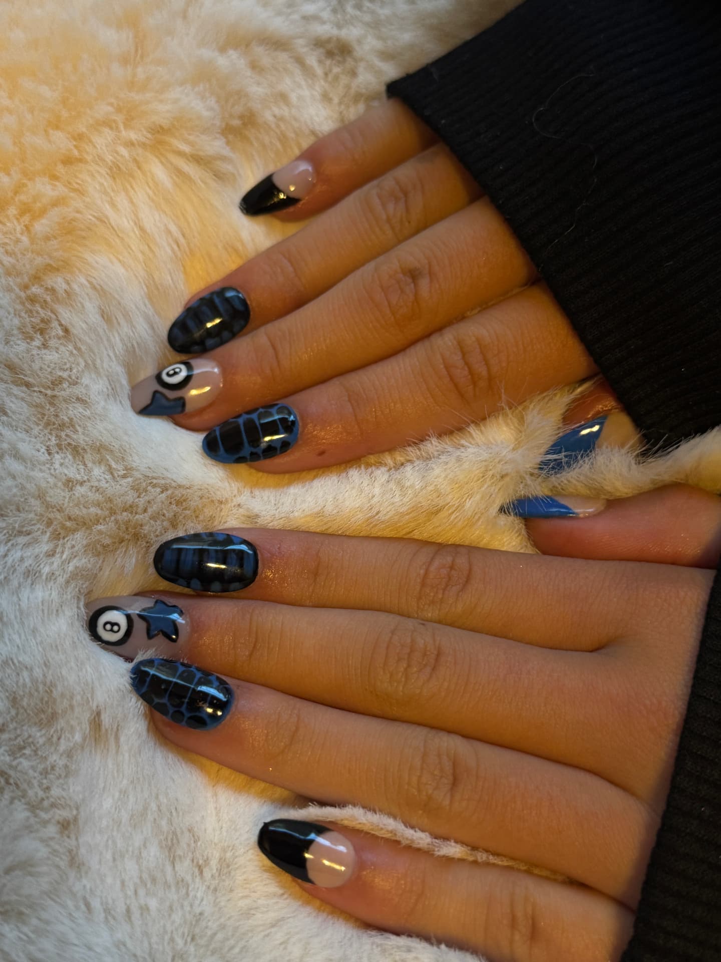 Eight Ball press-on nail set